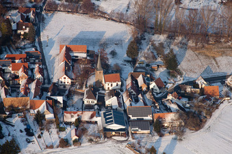 Vue aérienne de Église en hiver à le quartier Klingen in Heuchelheim-Klingen dans le département Rhénanie-Palatinat, Allemagne