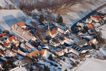 Vue aérienne de Église en hiver à le quartier Klingen in Heuchelheim-Klingen dans le département Rhénanie-Palatinat, Allemagne