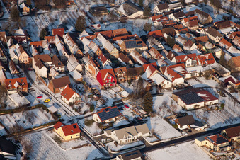 Vue aérienne de En hiver à le quartier Heuchelheim in Heuchelheim-Klingen dans le département Rhénanie-Palatinat, Allemagne