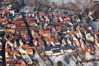 Vue aérienne de Village enneigé en hiver à le quartier Heuchelheim in Heuchelheim-Klingen dans le département Rhénanie-Palatinat, Allemagne