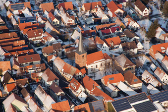 Vue aérienne de Église en hiver à le quartier Heuchelheim in Heuchelheim-Klingen dans le département Rhénanie-Palatinat, Allemagne