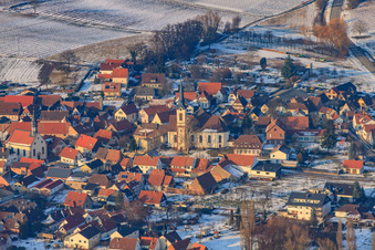 Vue aérienne de Village viticole du sud en hiver avec de la neige à Göcklingen dans le département Rhénanie-Palatinat, Allemagne