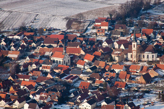 Vue oblique de Vue du village enneigé en hiver à Göcklingen dans le département Rhénanie-Palatinat, Allemagne
