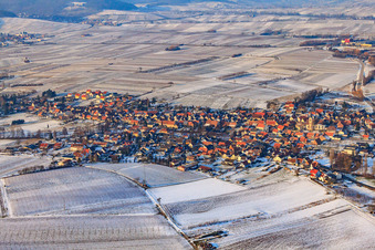 Vue aérienne de Village viticole du sud en hiver avec de la neige à Göcklingen dans le département Rhénanie-Palatinat, Allemagne