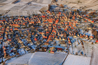 Photographie aérienne de Village viticole du sud en hiver avec de la neige à Göcklingen dans le département Rhénanie-Palatinat, Allemagne
