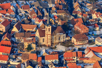 Vue aérienne de Église Saint-Laurent sous la neige à Göcklingen dans le département Rhénanie-Palatinat, Allemagne