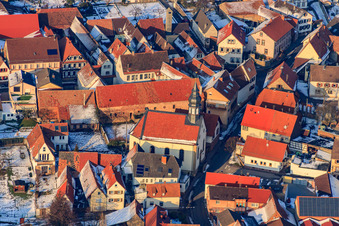 Vue aérienne de Protestation. Église sous la neige à Göcklingen dans le département Rhénanie-Palatinat, Allemagne