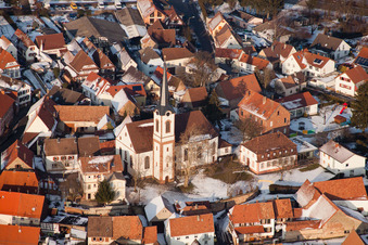 Vue du village enneigé en hiver à Göcklingen dans le département Rhénanie-Palatinat, Allemagne d'en haut