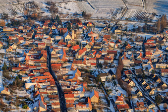 Vue aérienne de Rue principale en hiver avec de la neige à Göcklingen dans le département Rhénanie-Palatinat, Allemagne