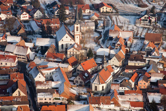 Vue du village enneigé en hiver à Göcklingen dans le département Rhénanie-Palatinat, Allemagne hors des airs
