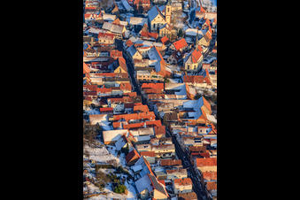 Vue aérienne de Rue principale en hiver avec de la neige à Göcklingen dans le département Rhénanie-Palatinat, Allemagne