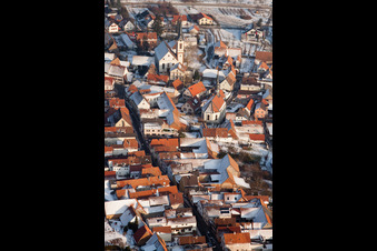 Vue du village enneigé en hiver à Göcklingen dans le département Rhénanie-Palatinat, Allemagne vue d'en haut