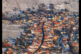 Vue aérienne de Village viticole de l'ouest en hiver sous la neige à Göcklingen dans le département Rhénanie-Palatinat, Allemagne