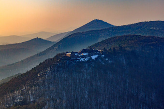 Vue aérienne de Ruines du château de Madenburg en hiver sous la neige à Eschbach dans le département Rhénanie-Palatinat, Allemagne