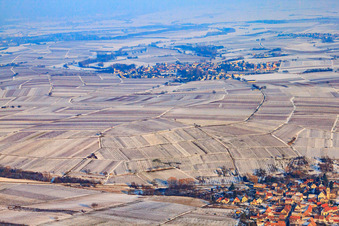 Vue aérienne de Vue du village depuis l'ouest en hiver avec de la neige à le quartier Mörzheim in Landau in der Pfalz dans le département Rhénanie-Palatinat, Allemagne