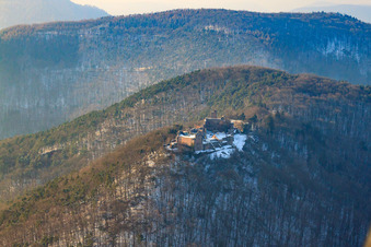 Vue aérienne de Ruines du château de Madenburg en hiver sous la neige à Eschbach dans le département Rhénanie-Palatinat, Allemagne
