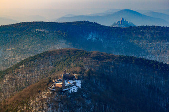 Photographie aérienne de Ruines du château de Madenburg en hiver sous la neige à Eschbach dans le département Rhénanie-Palatinat, Allemagne