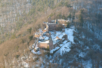 Photographie aérienne de Ruines enneigées et vestiges des murs de l'ancien complexe du château, ruines du château de Madenburg à Eschbach dans le département Rhénanie-Palatinat, Allemagne
