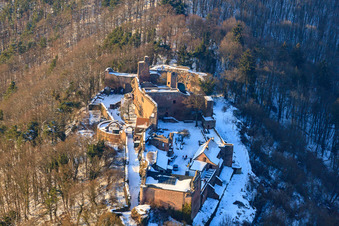 Vue oblique de Ruines du château de Madenburg en hiver sous la neige à Eschbach dans le département Rhénanie-Palatinat, Allemagne