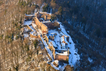 Ruines du château de Madenburg en hiver sous la neige à Eschbach dans le département Rhénanie-Palatinat, Allemagne d'en haut