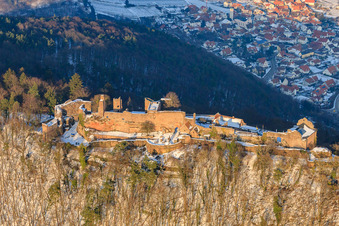 Ruines du château de Madenburg en hiver sous la neige à Eschbach dans le département Rhénanie-Palatinat, Allemagne hors des airs