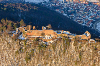 Ruines du château de Madenburg en hiver sous la neige à Eschbach dans le département Rhénanie-Palatinat, Allemagne vue d'en haut
