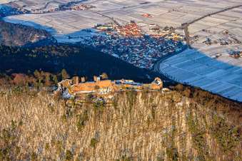 Ruines du château de Madenburg en hiver sous la neige à Eschbach dans le département Rhénanie-Palatinat, Allemagne depuis l'avion