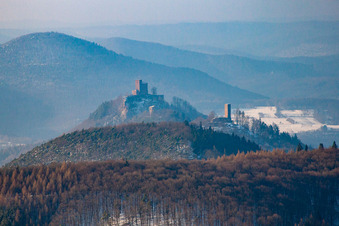Vue aérienne de Trifels du sud en hiver à Annweiler am Trifels dans le département Rhénanie-Palatinat, Allemagne