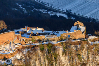 Vue d'oiseau de Ruines du château de Madenburg en hiver sous la neige à Eschbach dans le département Rhénanie-Palatinat, Allemagne
