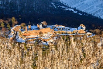 Ruines du château de Madenburg en hiver sous la neige à Eschbach dans le département Rhénanie-Palatinat, Allemagne vue du ciel