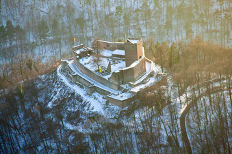 Vue aérienne de Ruines de Landeck à Klingenmünster dans le département Rhénanie-Palatinat, Allemagne
