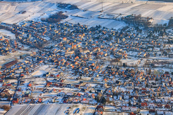 Vue aérienne de Village viticole du nord en hiver sous la neige à Klingenmünster dans le département Rhénanie-Palatinat, Allemagne
