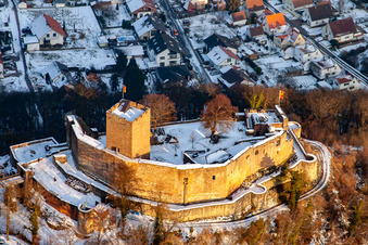 Vue d'oiseau de Ruines de Landeck à Klingenmünster dans le département Rhénanie-Palatinat, Allemagne