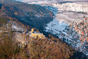 Vue aérienne de Ruines enneigées et vestiges des murs de l'ancien château et forteresse Burg Landeck à Klingenmünster dans le département Rhénanie-Palatinat, Allemagne