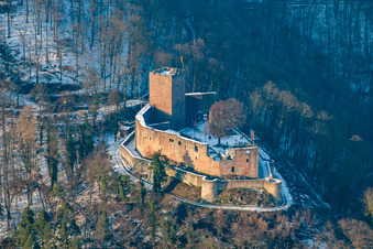 Vue aérienne de Ruines enneigées et vestiges des murs de l'ancien château de Landeck en hiver à Klingenmünster dans le département Rhénanie-Palatinat, Allemagne