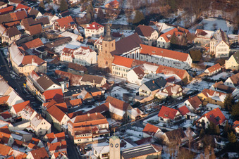 Vue aérienne de L'église collégiale et le centre paroissial Saint-Michel, situés en plein centre-ville, sous la neige en hiver. à Klingenmünster dans le département Rhénanie-Palatinat, Allemagne