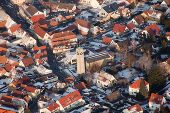 Vue aérienne de Église protestante au centre-ville en hiver, sous la neige à Klingenmünster dans le département Rhénanie-Palatinat, Allemagne