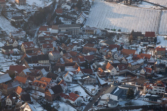 Vue aérienne de En hiver à le quartier Gleiszellen in Gleiszellen-Gleishorbach dans le département Rhénanie-Palatinat, Allemagne