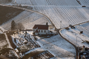 Vue aérienne de Chapelle Dionisius en hiver à le quartier Gleiszellen in Gleiszellen-Gleishorbach dans le département Rhénanie-Palatinat, Allemagne