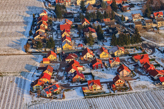 Vue aérienne de À Schafgarten en hiver avec de la neige à Niederhorbach dans le département Rhénanie-Palatinat, Allemagne