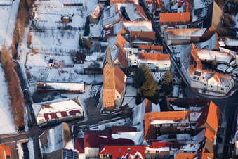 Vue aérienne de Église en hiver à le quartier Drusweiler in Kapellen-Drusweiler dans le département Rhénanie-Palatinat, Allemagne