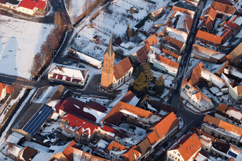 Vue aérienne de Église en hiver à le quartier Drusweiler in Kapellen-Drusweiler dans le département Rhénanie-Palatinat, Allemagne