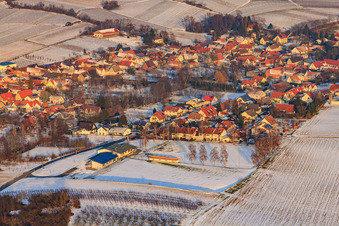 Vue aérienne de Dierbachhalle et terrains de sport en hiver lorsqu'il y a de la neige à Dierbach dans le département Rhénanie-Palatinat, Allemagne