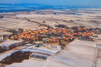 Vue aérienne de Vue du village depuis l'ouest en hiver avec de la neige à Dierbach dans le département Rhénanie-Palatinat, Allemagne