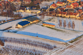 Vue aérienne de Dierbachhalle et terrains de sport en hiver lorsqu'il y a de la neige à Dierbach dans le département Rhénanie-Palatinat, Allemagne