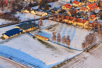 Photographie aérienne de Dierbachhalle et terrains de sport en hiver lorsqu'il y a de la neige à Dierbach dans le département Rhénanie-Palatinat, Allemagne