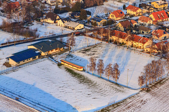 Vue oblique de Dierbachhalle et terrains de sport en hiver lorsqu'il y a de la neige à Dierbach dans le département Rhénanie-Palatinat, Allemagne