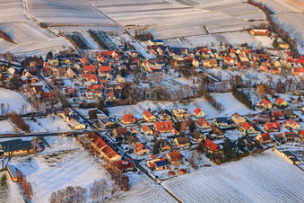 Vue aérienne de Jahnstraße en hiver avec de la neige à Dierbach dans le département Rhénanie-Palatinat, Allemagne