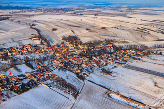 Vue aérienne de Vue du village depuis le sud-ouest en hiver avec de la neige à Dierbach dans le département Rhénanie-Palatinat, Allemagne