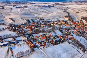 Vue aérienne de Mühlweg en hiver avec de la neige à Dierbach dans le département Rhénanie-Palatinat, Allemagne